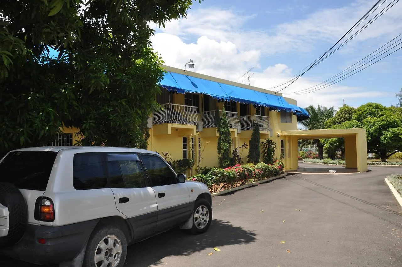 Tamarind Hotel Runaway Bay 3*,